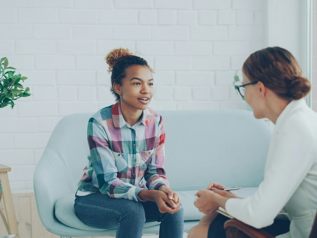 Client speaking with a psychologist during a one-to-one session