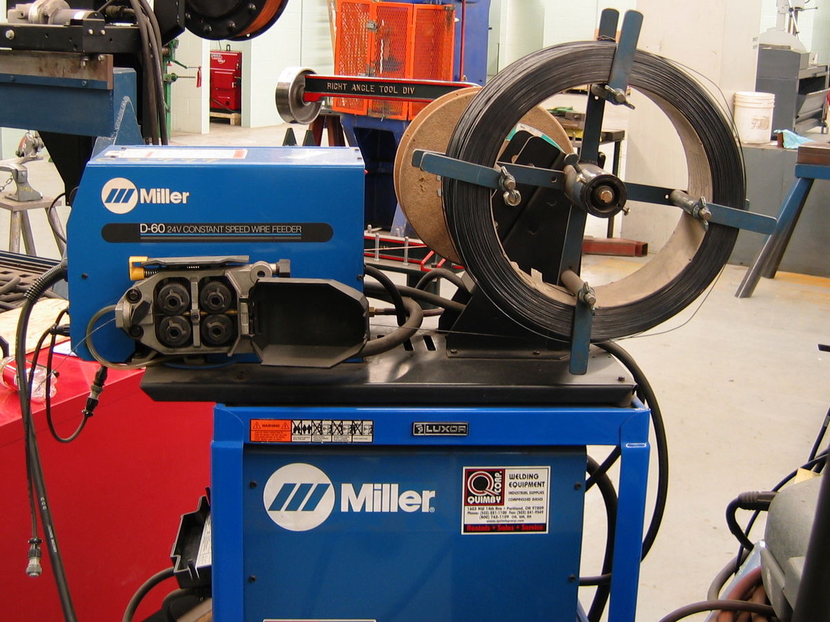 Welding wire feeder and power supply in a workshop